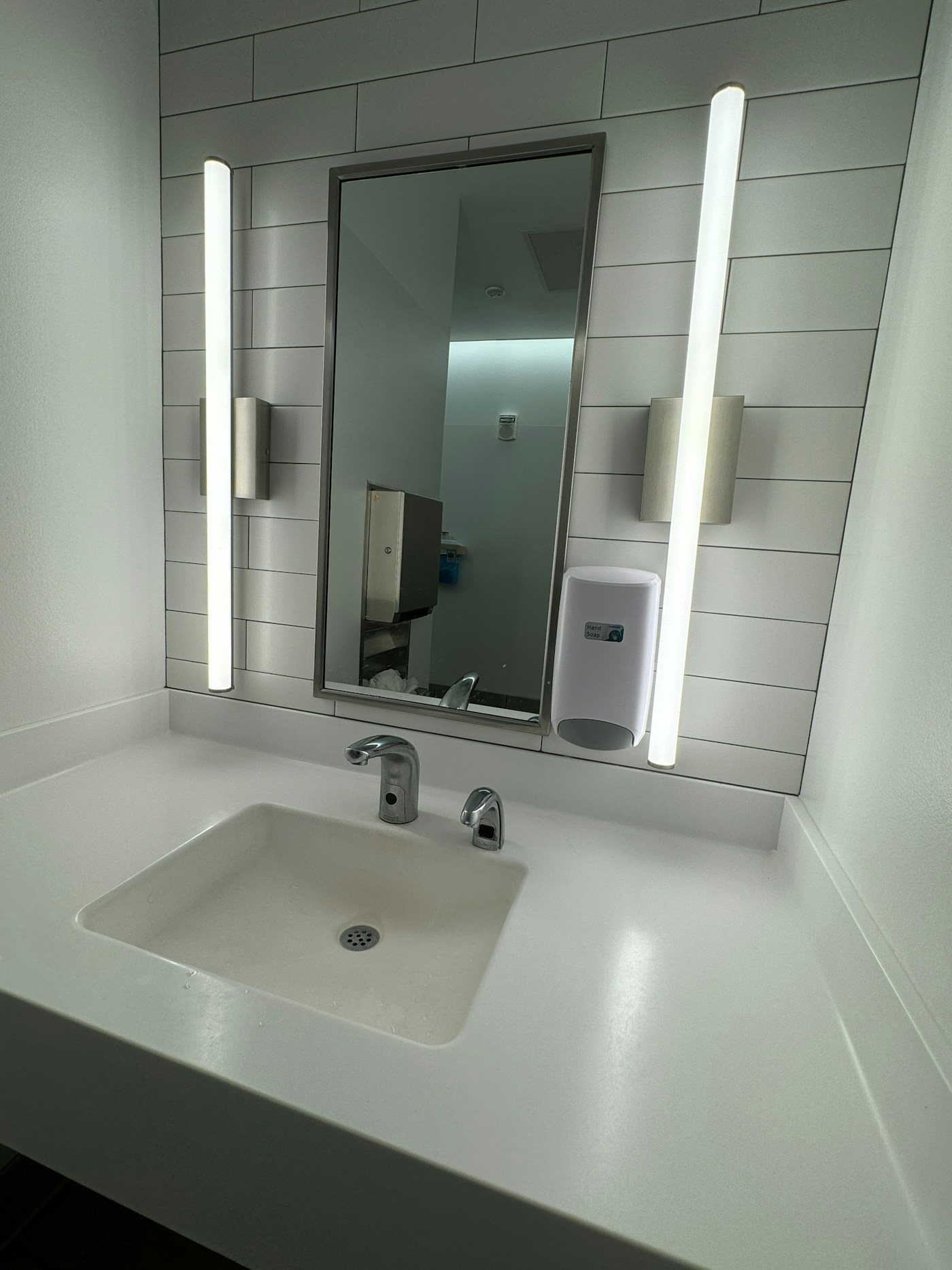 Vasque et miroir dans une salle de bains claire