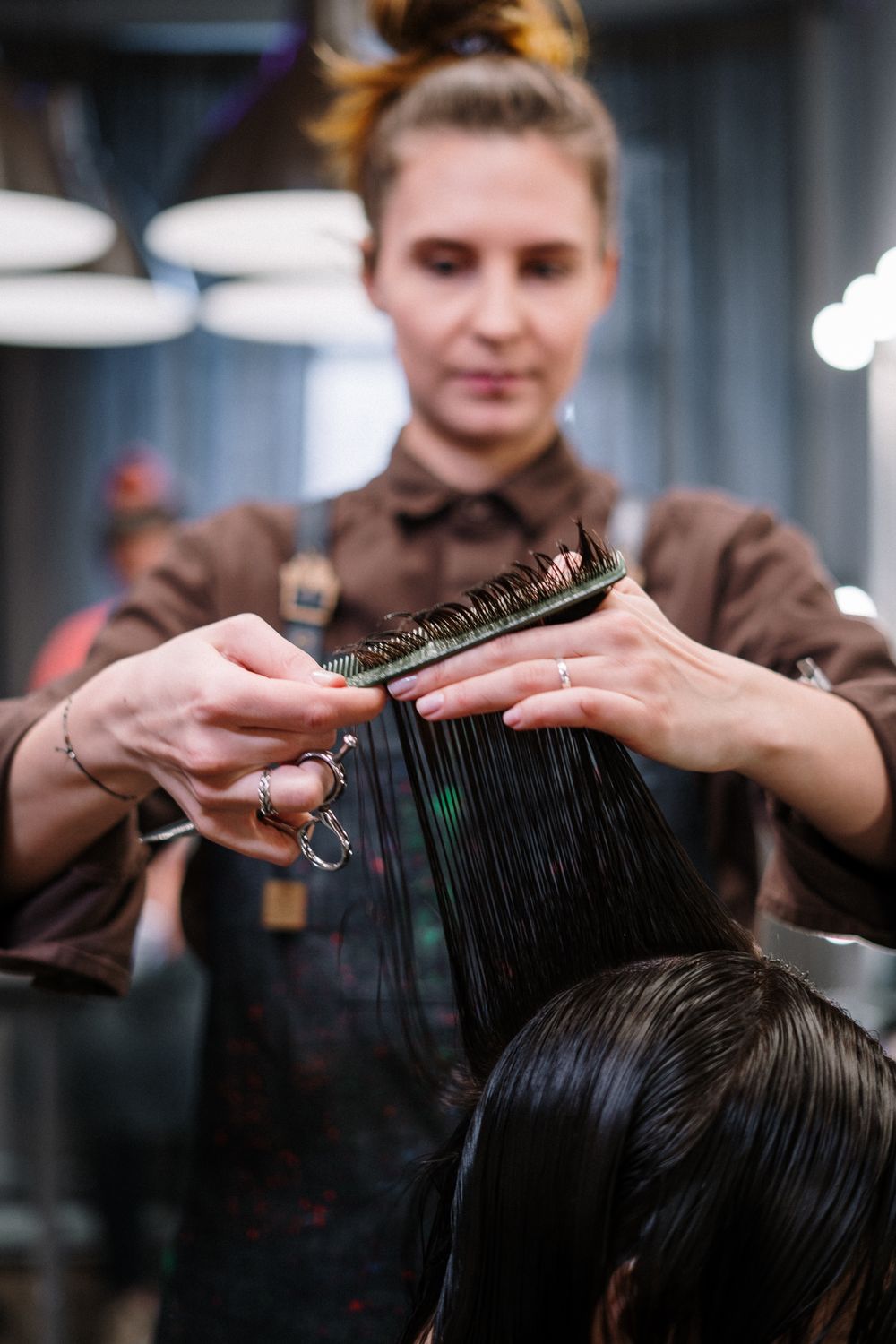 Geste de coupe aux ciseaux réalisé par une coiffeuse — photo illustrative
