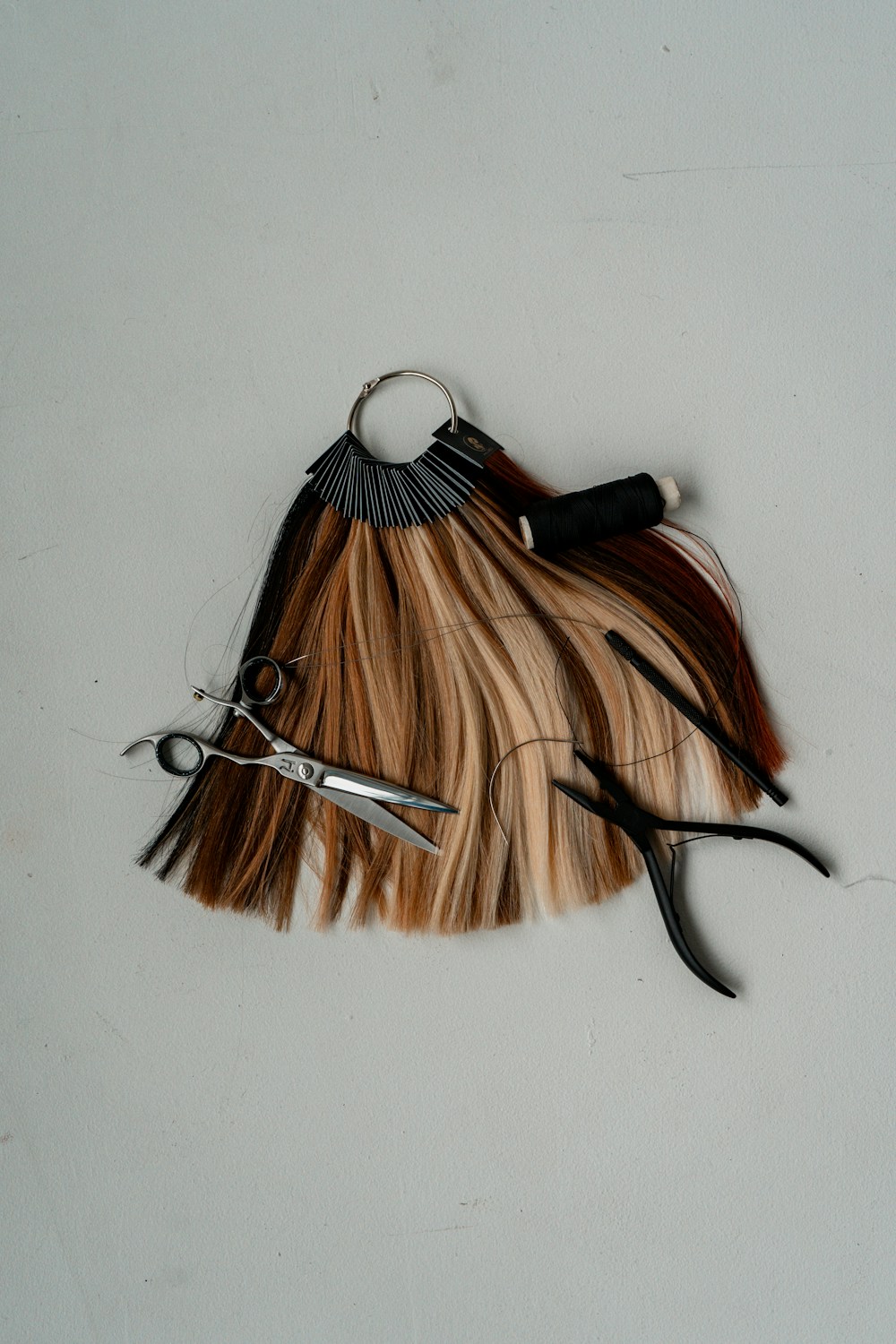 Nuancier de mèches naturelles et ciseaux de coiffure